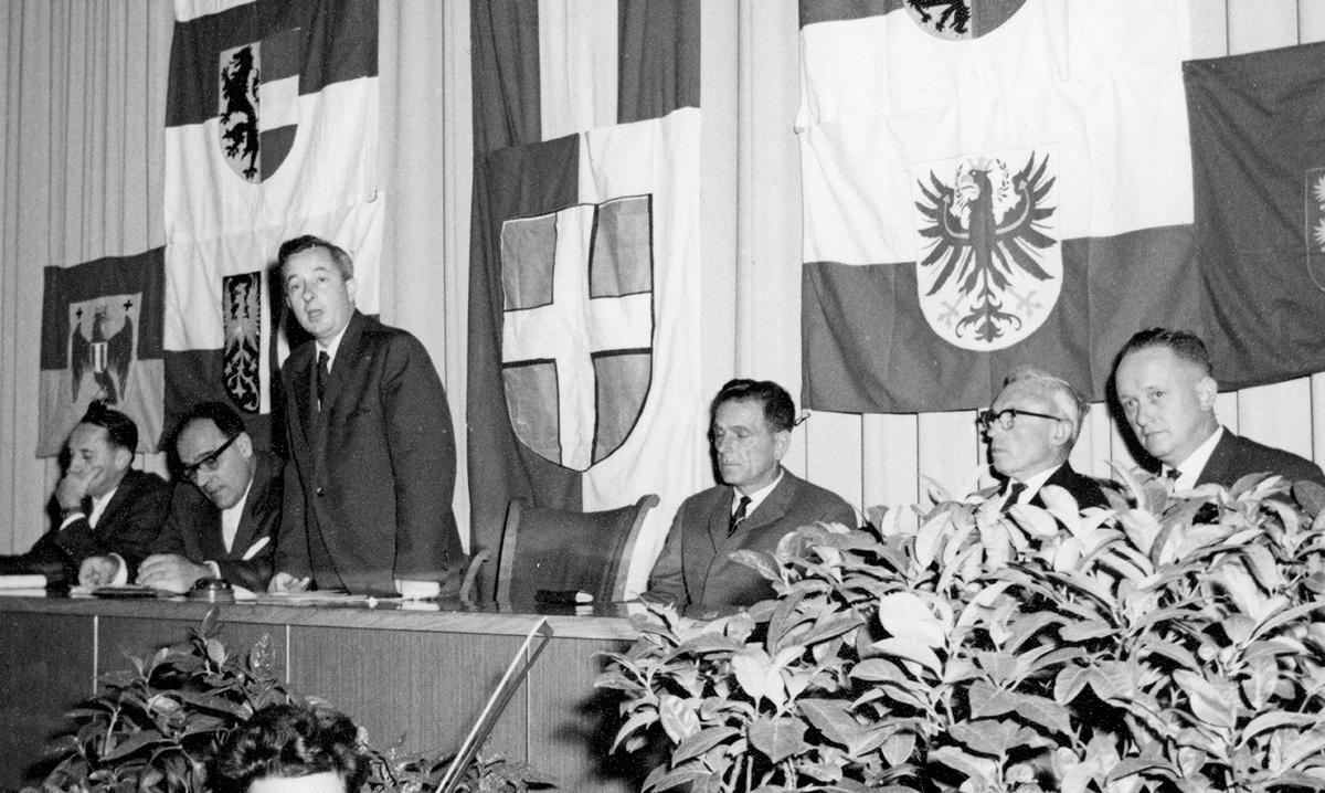 Fotografie vom Podium bei PFG-Festlichkeiten, zu sehen sind sechs Männer. © IHSF-Archiv