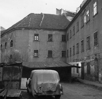 Im Wiedner Freihaus-Komplex befand sich ein Lager f&uuml;r Zwangsarbeiter:innen. Heute befindet sich am Standort die Technische Universit&auml;t Wien. Freihaus vor dem Abbruch, 1956 &copy; WStLA, Fotos des Presse- und Informationsdienstes  