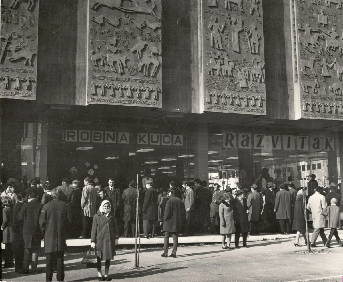 Die Er&ouml;ffnung des Kaufhauses Razvitak in Mostar im Jahr 1970 &copy; Autor: Ivica Grubi&scaron;ić. Quelle: Archivsammlung Razvitak HR-DADU-SCMT-510, Kroatisches Staatsarchiv Dubrovnik, Archivzentrum Metković - Opuzen - Ploče.