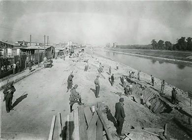 &Uuml;berwachte Zwangsarbeiter an der Erdberger L&auml;nde, 1944 &copy; WStLA, Fotoarchiv Gerlach