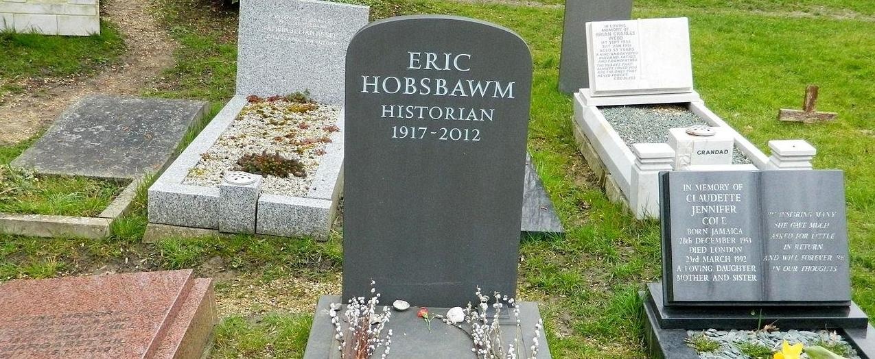 Grave of Historian Eric Hobsbawm in Highgate East Cemetery in London 2016 © Paasikivi, CC BY-SA 4.0, via Wikimedia Commons