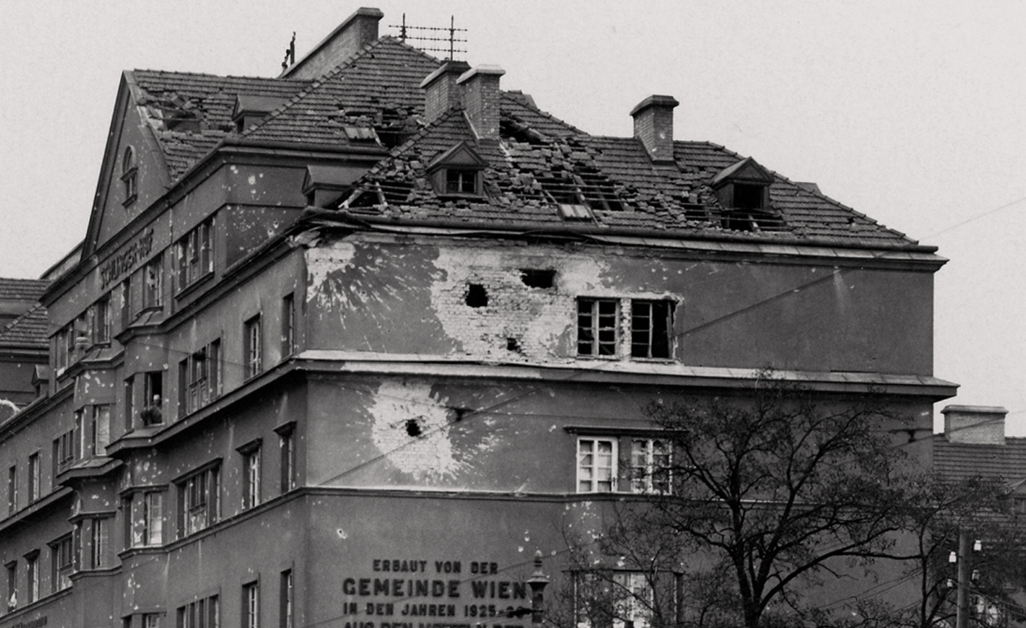 Ein Bild des zerschossenen Schlingerhofes in Wien nach den Februarkämpfen. © IHSF-Archiv