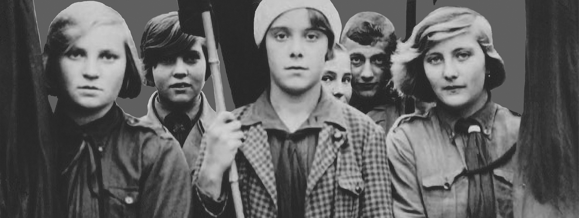 Jugendliche mit Fahnen in der Hand, die in die Kamera schauen © VGA