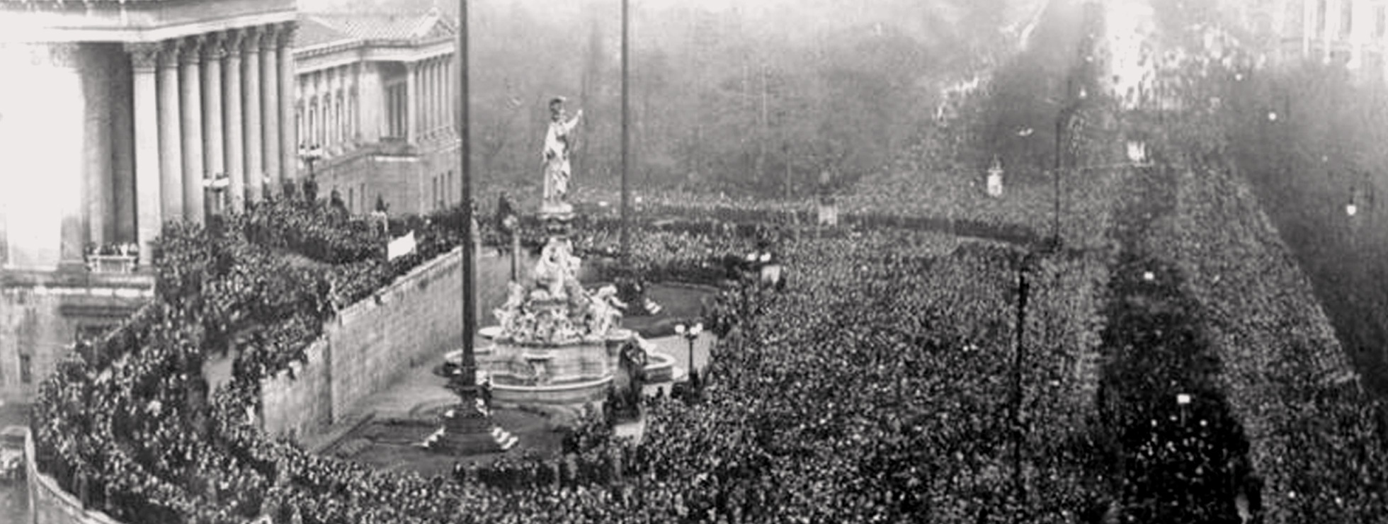 Ausrufung der "Republik Deutschösterreich" vor dem Parlament, 12.11.1918 © ÖNB / Richard Hauffe (Wien Geschichte Wiki)