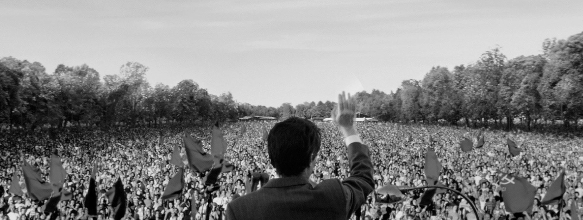 Ein Mann, Enrico Berlinguer, winkt einer Menschenmenge, einige Menschen halten Fahnen in die H&ouml;he. &copy; Vivo Film, Jolefilm, Tarantula, Agitprop