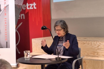 Maria Hofstätter las aus den Erinnerungen Marie Jahodas. © IHSF