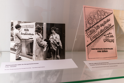 Vitrine mit Bild und Broschüre © Tobias von Marillac / IHSF