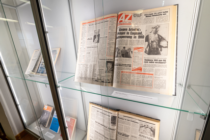 Ausstellungsvitrine: Presse und Literatur © Tobias von Marillac / IHSF