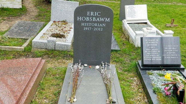 Grave of Historian Eric Hobsbawm in Highgate East Cemetery in London 2016 © Paasikivi, CC BY-SA 4.0, via Wikimedia Commons