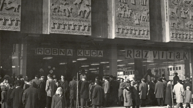 Die Er&ouml;ffnung des Kaufhauses Razvitak in Mostar im Jahr 1970 &copy; Autor: Ivica Grubi&scaron;ić. Quelle: Archivsammlung Razvitak HR-DADU-SCMT-510, Kroatisches Staatsarchiv Dubrovnik, Archivzentrum Metković - Opuzen - Ploče.