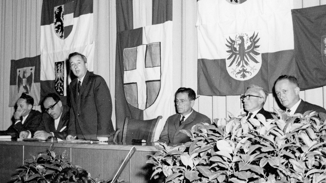 Fotografie vom Podium bei PFG-Festlichkeiten, zu sehen sind sechs Männer. © IHSF-Archiv