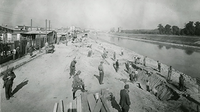 &Uuml;berwachte Zwangsarbeiter an der Erdberger L&auml;nde, 1944 &copy; WStLA, Fotoarchiv Gerlach