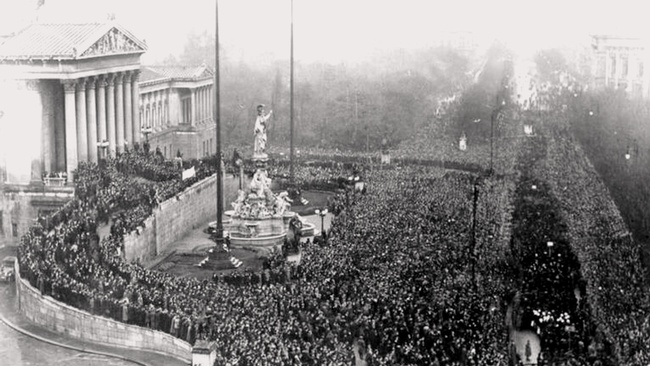 Ausrufung der "Republik Deutschösterreich" vor dem Parlament, 12.11.1918 © ÖNB / Richard Hauffe (Wien Geschichte Wiki)