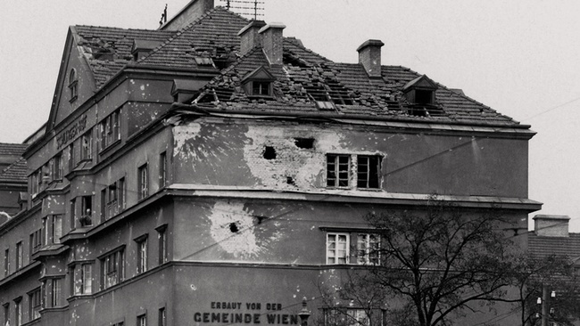 Ein Bild des zerschossenen Schlingerhofes in Wien nach den Februarkämpfen. © IHSF-Archiv