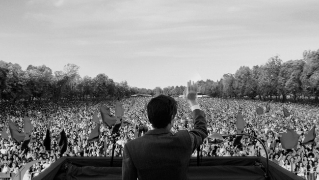 Ein Mann, Enrico Berlinguer, winkt einer Menschenmenge, einige Menschen halten Fahnen in die H&ouml;he. &copy; Vivo Film, Jolefilm, Tarantula, Agitprop