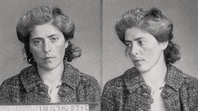 Frau mit halb hochgesteckten Haaren, ernstem Blick, Bluse und Jacke an. © DÖW / WStLA