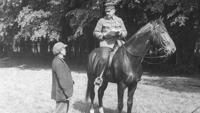 Berittener Polizist und Arbeiter © Polizeimuseum Wien