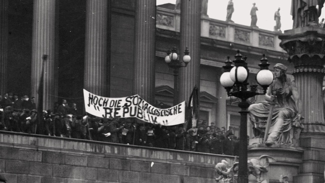 Bild von einer Demonstration vor dem Wiener Parlament, mittig ein Banner auf dem steht: "Hoch die Sozialistische Republik" © Wikimedia, gemeinfrei. Aufnahme von Richard Hauffe