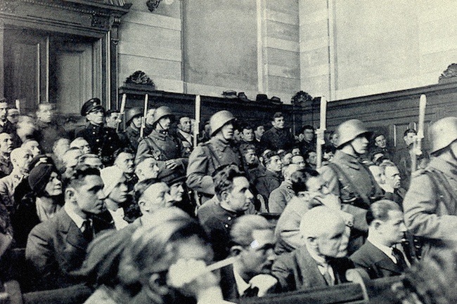 Foto einer Standgerichtsverhandlung 1934. © IHSF