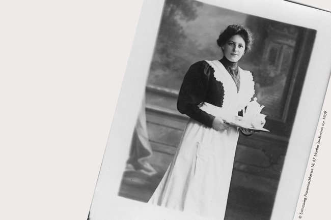 Fotografie einer Frau mit weiner schwarzen Bluse, weißer Schürze, hochgesteckten Haaren. In den Händen hält sie ein Tablett mit Kannen und Tassen. © Sammlung Frauennachlässe, NL 67 Martha Teichmann, vor 1909
