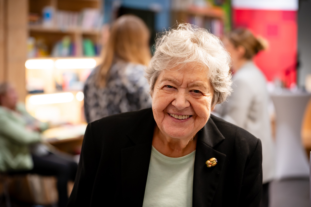 Zu sehen ist im Vordergrund die Historikerin Brigitte Pellar. Sie tr&auml;gt kurze wei&szlig;e Haare und einen schwarzen Blazer und l&auml;chelt in die Kamera. &copy; &Ouml;GB / Roland de Roo