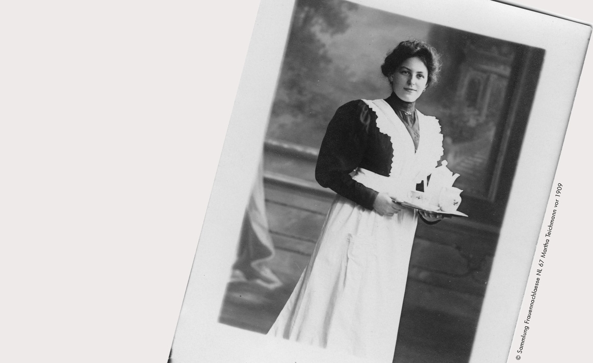 Fotografie einer Frau mit weiner schwarzen Bluse, weißer Schürze, hochgesteckten Haaren. In den Händen hält sie ein Tablett mit Kannen und Tassen. © Sammlung Frauennachlässe, NL 67 Martha Teichmann, vor 1909