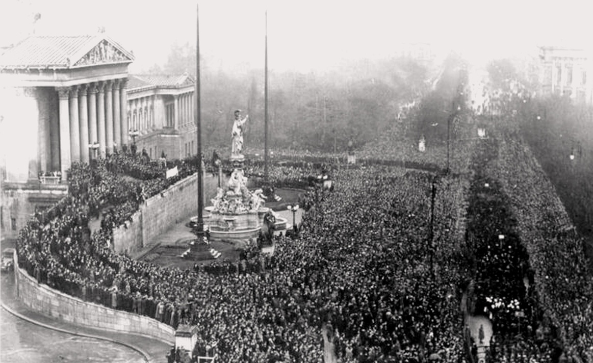 Ausrufung der "Republik Deutschösterreich" vor dem Parlament, 12.11.1918 © ÖNB / Richard Hauffe (Wien Geschichte Wiki)